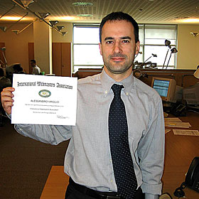 Alessandro Virgilio con il certificato dell'International Webmaster Association